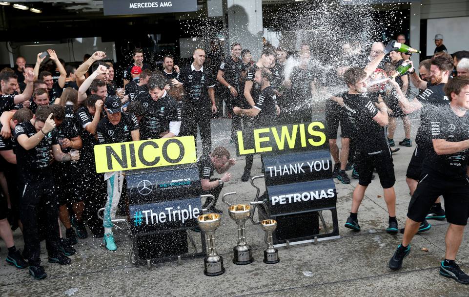 Al box si scatena la festa Mercedes: la Casa di Stoccarda conquista aritmeticamente il terzo titolo costruttori consecutivo. Reuters